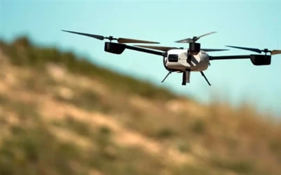 Lub teeb liab drone jammer cuam tshuam nrog kev ua haujlwm ntawm lub drone